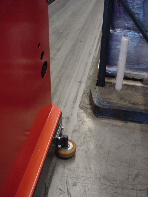 Rear guide rollers are mounted at the outer edge of the vehicle frame making it easier to enter the aisle.